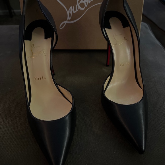 Iriza 100 Napa Shiny in black Christian Louboutin heels